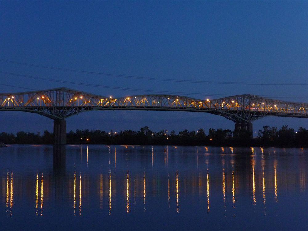 Motel Du Fleuve Бросард Екстериор снимка