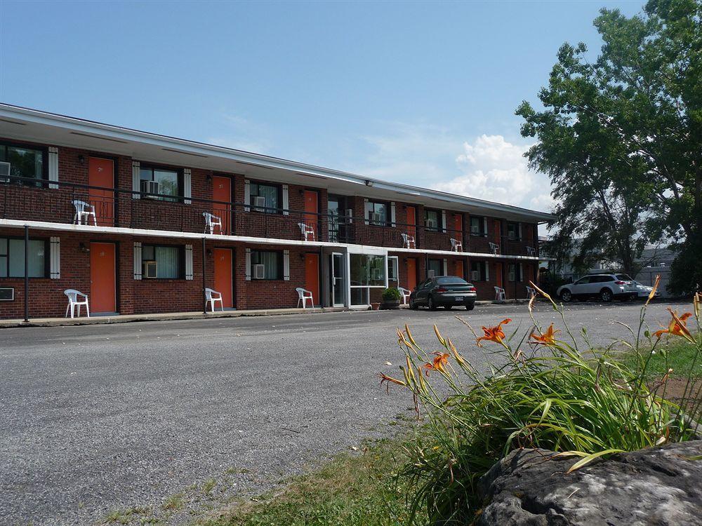 Motel Du Fleuve Бросард Екстериор снимка