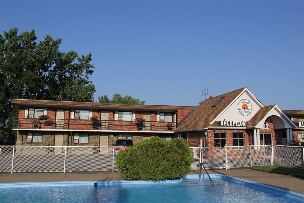 Motel Du Fleuve Бросард Екстериор снимка
