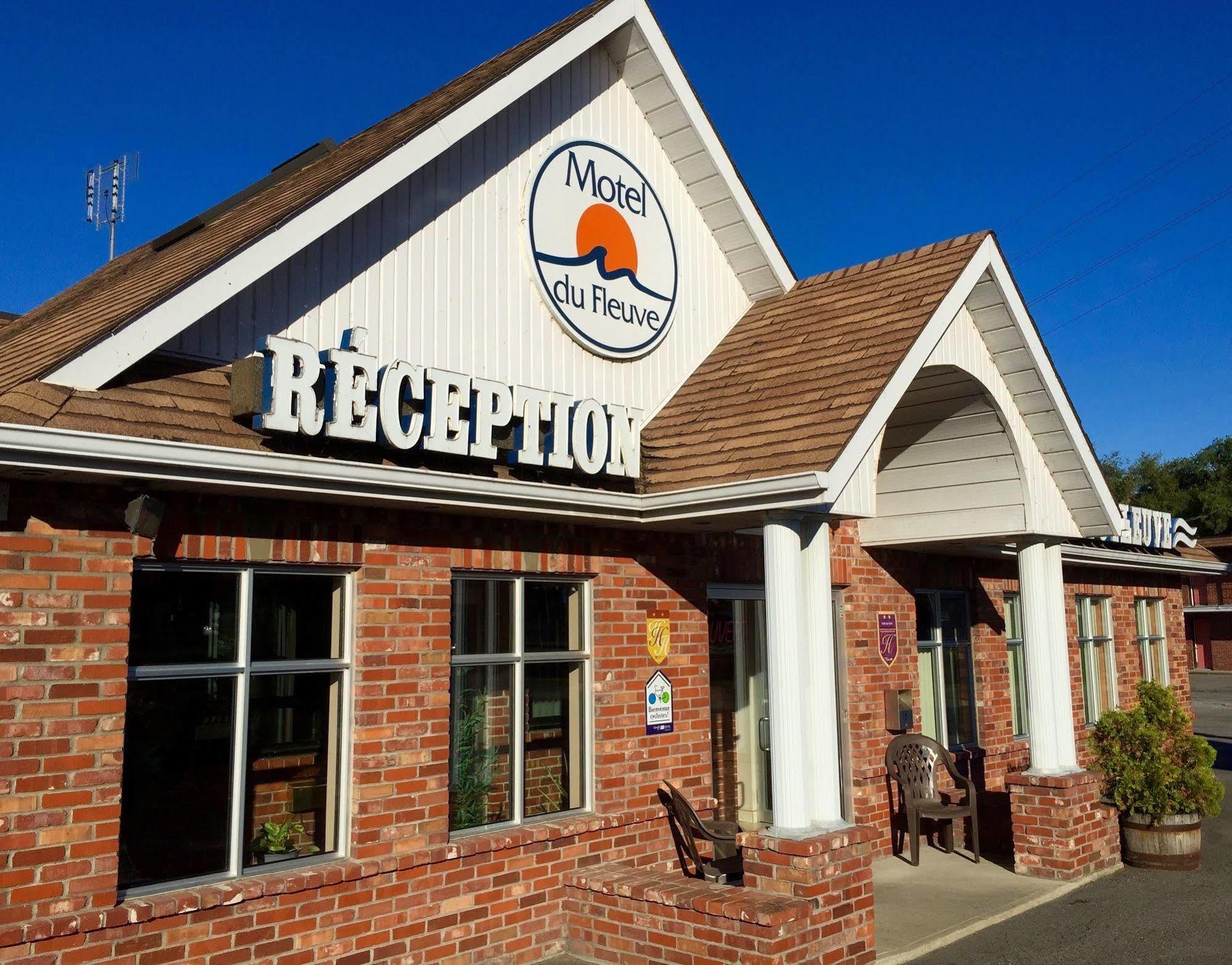 Motel Du Fleuve Бросард Екстериор снимка