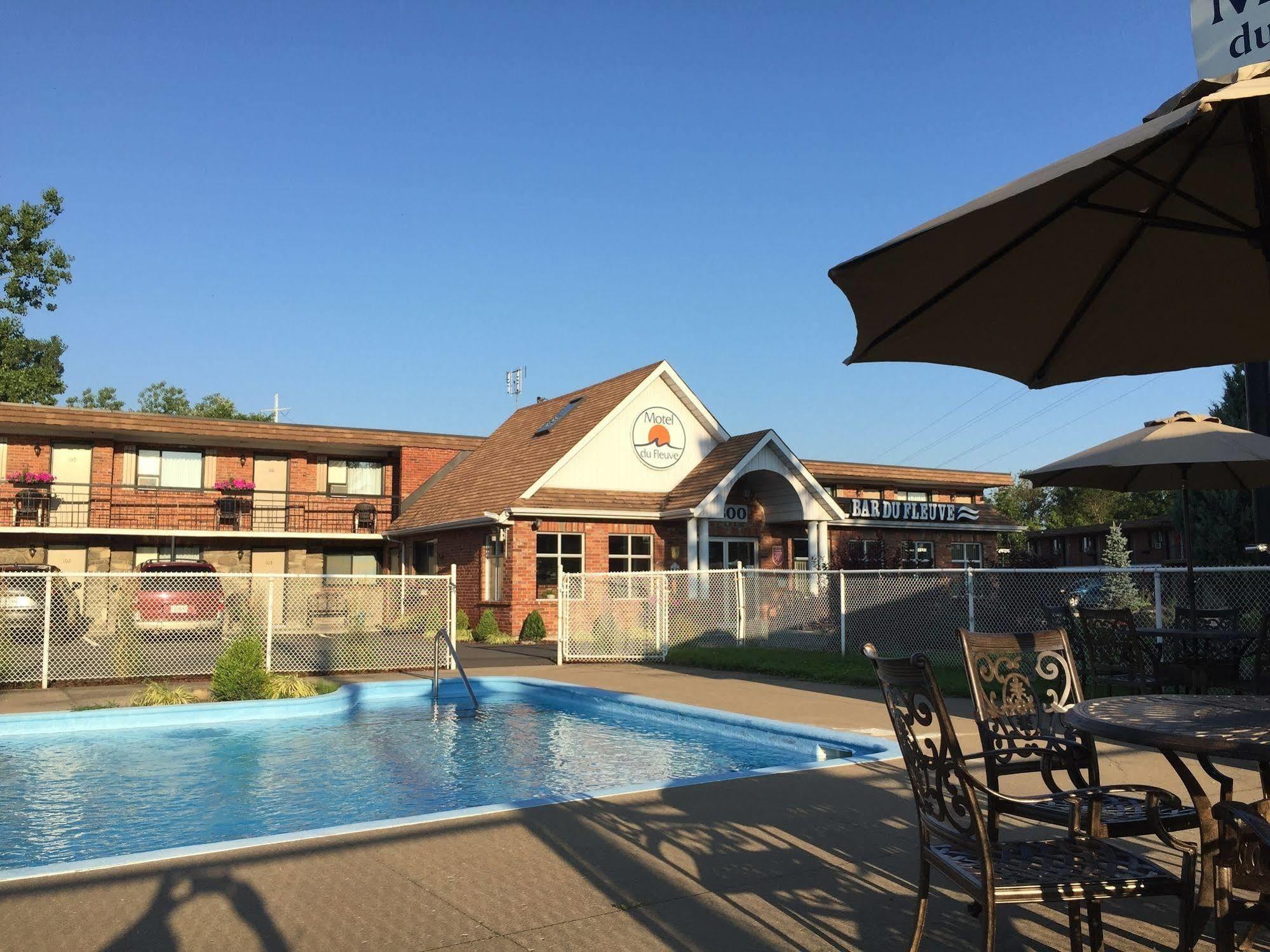 Motel Du Fleuve Бросард Екстериор снимка