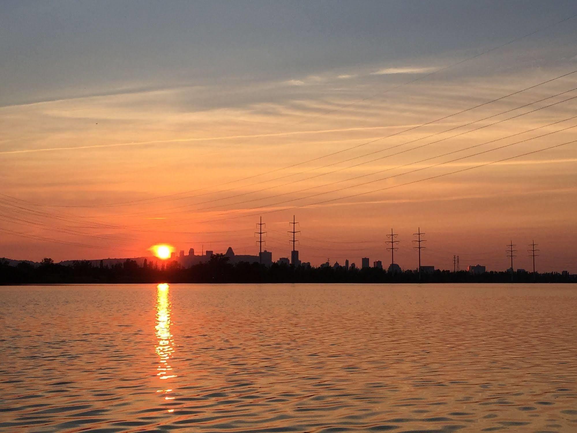 Motel Du Fleuve Бросард Екстериор снимка
